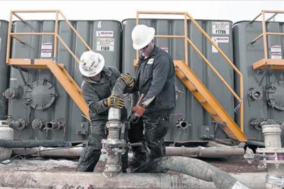 Una planta de extracción de hidrocarburos con 'fracking', en Dakota del Norte.-REUTERS / ANDREW CULLEN