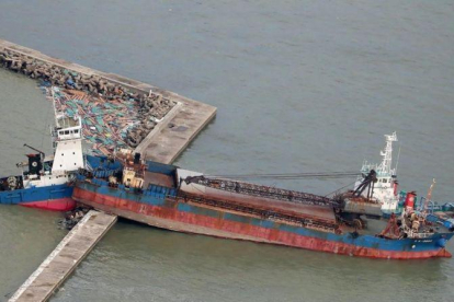 Un barco petrolero de 2.500 toneladas se estrelló desde un puente en una pequeña isla cerca del aeropuerto de Osaka.-JIJI PRESS (AFP)