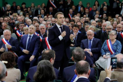 Emmanuel Macron se dirige a un grupo de alcaldes de la Normandía rural, el 15 de enero del 2019, en Grand Bourgtheroulde.-REUTERS