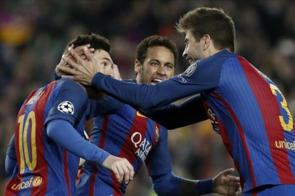 Piqué celebra con Messi y Neymar el 3-0 del Barcelona al PSG en el Camp Nou.-EFE