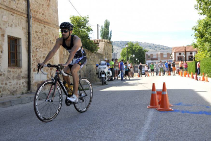 La primera edición del Triatlón Ciudad de Soria lo ganó el año pasado el riojano Emilio Monagas.-Diego Mayor