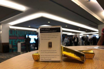 Vista del gramo de oro que regalaba Novem Gold, una compañía con sede en Liechtenstein que comercia con el metal dorado, a las mil primeras personas que se pasasen por su puesto en la feria Consensus sobre criptomonedas, esta semana en Nueva York.-ÁLVARO CELORIO (EFE)