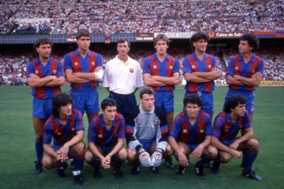 Valverde y Unzué, abajo, en el centro, rodeados por los otros fichajes de Cruyff en 1988. Arriba: López Rekarte, Julio Salinas, Soler, Manolo Hierro y Serna. Abajo, Bakero, Eusebio y Begiristain.-EL PERIÓDICO