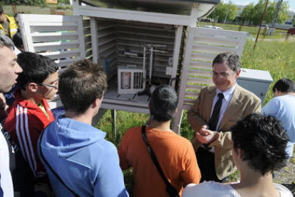 Pablo Ortiz enseña la estación meteorológica a los chicos de Ande Soria. / ÚRSULA SIERRA-