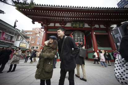 Turistas asiáticos en Tokio.-Eugene Hoshiko / AP