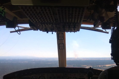Vista de la columna de humo desde un helicóptero de la BRIF de Lubia, a 20 kilómetros de distancia. BRIF LUBIA
