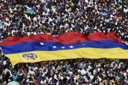 Imagen de la manifestación de los partidarios de Guaidó, la mayoría vestidos de blanco en Caracas.-AFP / FEDERICO PARRA