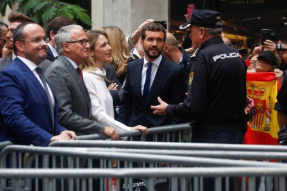 Casado habla con un mando policial en la Jefatura de Via Laietana, acompañado de Álvarez de Toledo, Bou y Fernández.-EFE / QUIQUE GARCÍA