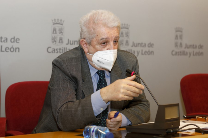 El director general de Producción Agropecuaria, Agustín Álvarez, informa sobre los casos de gripe aviar en la Comunidad. IVÁN TOMÉ-ICAL