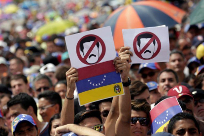 Opositores a Nicolás Maduro, durante una protesta en Caracas, este miércoles.-REUTERS / CARLOS GARCIA RAWLING