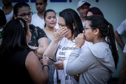 Familiares de la víctima lloran en la concentración del pasado jueves. GONZALO MONTESEGURO