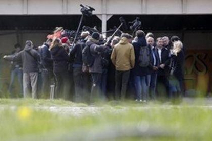 Decenas de periodistas esperan que sus colegas sean liberados.-REUTERS