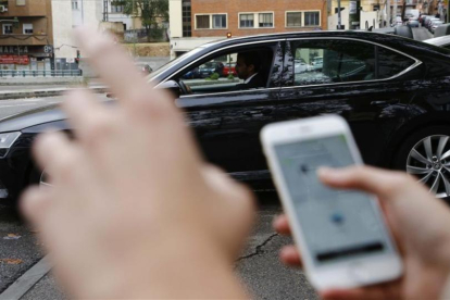 Una clienta se dispone a usar Uber en Madrid.-AGUSTÍN CATALÁN