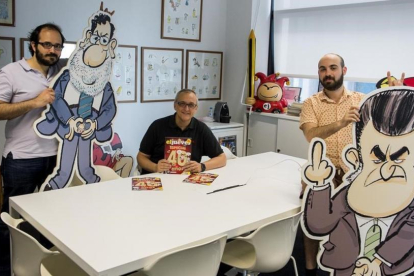 Guille Martinez-Vela, director de 'El Jueves'; Maikel, dibujante jefe, y Joan Ferrús, subdirector, bromeando, en la sala de reuniones de la revista.-JORDI COTRINA