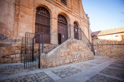 Exterior del convento del Carmen en Soria, por el momento libre de pintadas. MARIO TEJEDOR