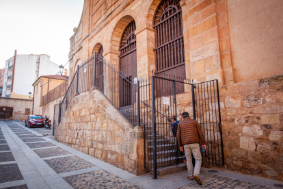 Portada del convento del Carmen en Soria, por el momento libre de grafitis. MARIO TEJEDOR