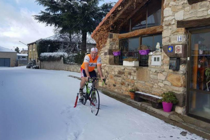 Alberto Faricle le echó ganas y humor para sacar la bicicleta en Abejar, todavía nevado.-HDS