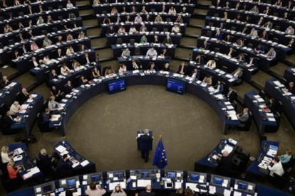 Estrasburgo /El presidente de la Comisión, Jean-Claude Juncker, se dirige al pleno del Parlamento Europeo.-AFP / FREDERICK FLORIN