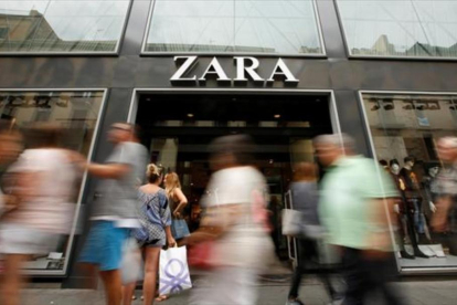 Marca estrella 8Tienda de Zara en el centro de Barcelona.-/ REUTERS / ALBERT GEA