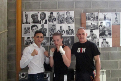 Reda Brahmi y Petro Díez con la norteamericana Corey, púgil del Club Boxeo Numancia.-CLUB BOXEO NUMANCIA