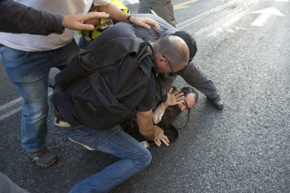 La policía detiene al judío ultraortodoxo que ha perpetrado el ataque.-Foto:   AP / Sebastian Scheiner