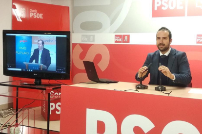 Hernández muestra la grabación de 2007 en la que Herrera anunciaba el servicio.-TOÑO CARRILLO