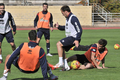 Varios jugadores del Numancia durante un entrenamiento.-VALENTÍN GUISANDE