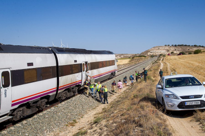 Accidente en Radona entre un tren y una furgoneta - MARIO TEJEDOR (9)