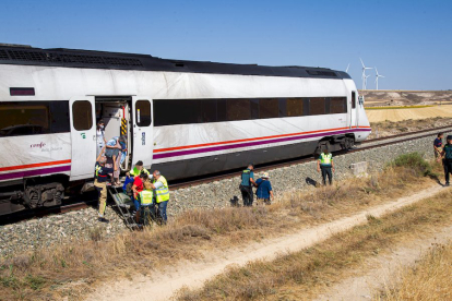 Accidente en Radona entre un tren y una furgoneta - MARIO TEJEDOR (10)