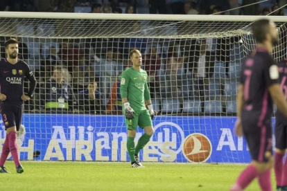 Ter Stegen, tras encajar un gol del Celta en Balaídos.-AP / LALO R VILLAR