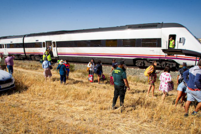 Accidente en Radona entre un tren y una furgoneta - MARIO TEJEDOR (13)
