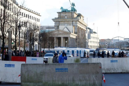 Barreras de hormigón junto a la Puerta de Brandenburgo, en Berlín, en diciembre del 2016-REUTERS / FABRIZIO BENSCH