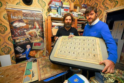 Fernando y Alfonso Álvarez-Ossorio muestran su puzle más antiguo, de 1788.-- PABLO REQUEJO