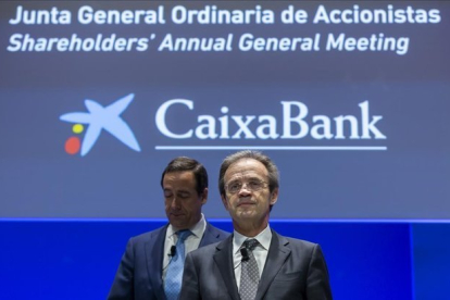 Gonzalo Gortázar (izquierda) y Jordi Gual, en la junta de accionsitas de CajaBank.-EL PERIÓDICO