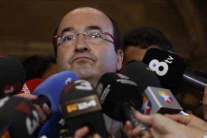 El primer secretario del PSC, Miquel Iceta, en los pasillos del Parlament.-JULIO CARBÓ