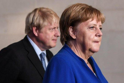 El primer ministro británico, Boris Johnson, y la cancillera alemana, Angela Merkel, en un encuentro en Berlín el pasado agosto.-FILIP SINGER (EFE)