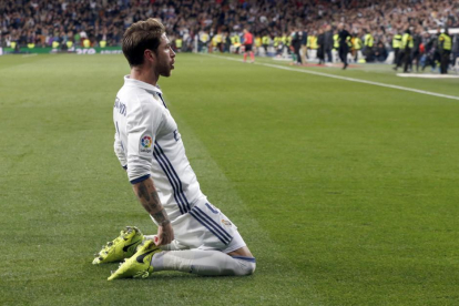 Sergio Ramos celebra el segundo gol del Madrid.-J. J. GUILLÉN / EFE