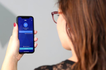 BBVA permite enviar dinero a otros móviles a través de la voz y vía chatbots.-EL PERIÓDICO