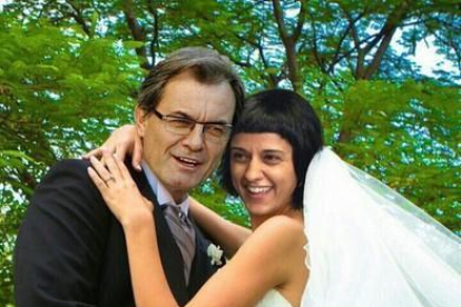 Foto trucada en la que se puede ver a Artur Mas y Anna Gabriel, en plena boda, felicitando el 2016.-TWITTER