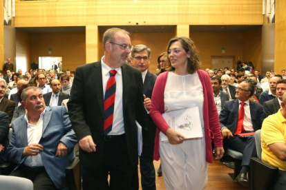 La consejera de Agricultura y Ganadería, Milagros Marcos, y el consejero de Educación, Fernando Rey, inauguran la Jornada 'I+i Agroalimentaria. Objetivo Competitividad'.-ICAL