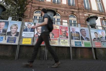 Una pared de Estrasburgo con carteles electorales de los 11 candidatos a la presidencia de Francia.-AFP / FREDERICK FLORIN