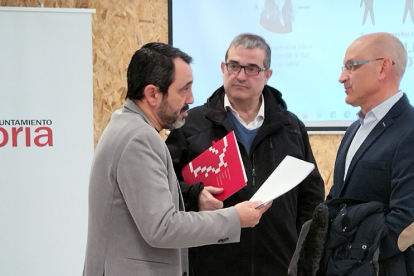 Javier Muñoz con Alberto Santamaría y el emprendedor Jorge Santamaría. J.A.C.