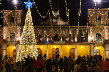 Decoración navideña en El Burgo.-HDS