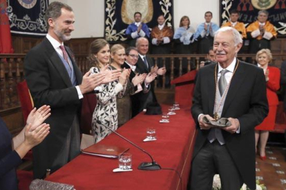 El escritor Eduardo Mendoza recibió hoy el Premio Cervantes de manos del rey Felipe.-EFE