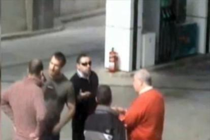 Dos imágenes del vídeo de la cámara de seguridad de la gasolinera.-