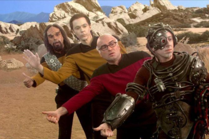 De izquierda a derecha, Kunal Nayyar, Jim Parsons, Johnny Galecki y Simon Helberg, protagonistas de 'Big Bang Theory', en una escena de la serie.-WARNER BROS