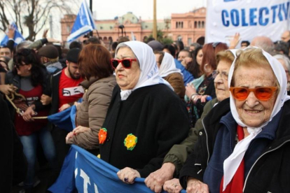 La presidenta de la asociación argentina Madres de Plaza de Mayo, Hebe de Bonafini, junto a cientos de seguidores ayer en Buenos Aires.-EFE / ALBERTO ORTIZ
