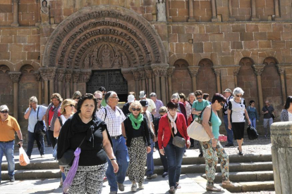 Visitantes saliendo de la iglesia de Santo Domingo.-VALENTÍN GUISANDE