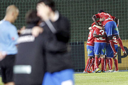 Los jugadores del Numancia celebran uno de los goles marcados ante el Castilla. / ÁREA 11-