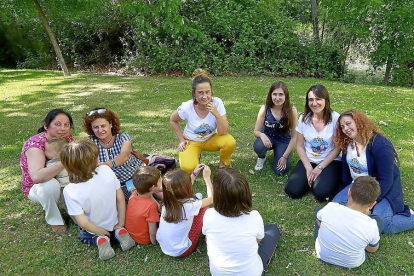 Un grupo de familias monoparentales se unió a la celebración del Día de la Familia que organizó la Asociación Monocyl en Valladolid.-J. M. LOSTAU